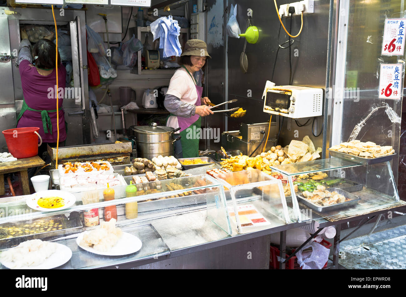 dh Street Food MONG KOK HONG KONG Street food seller cooking chinese fastfood Stock Photo