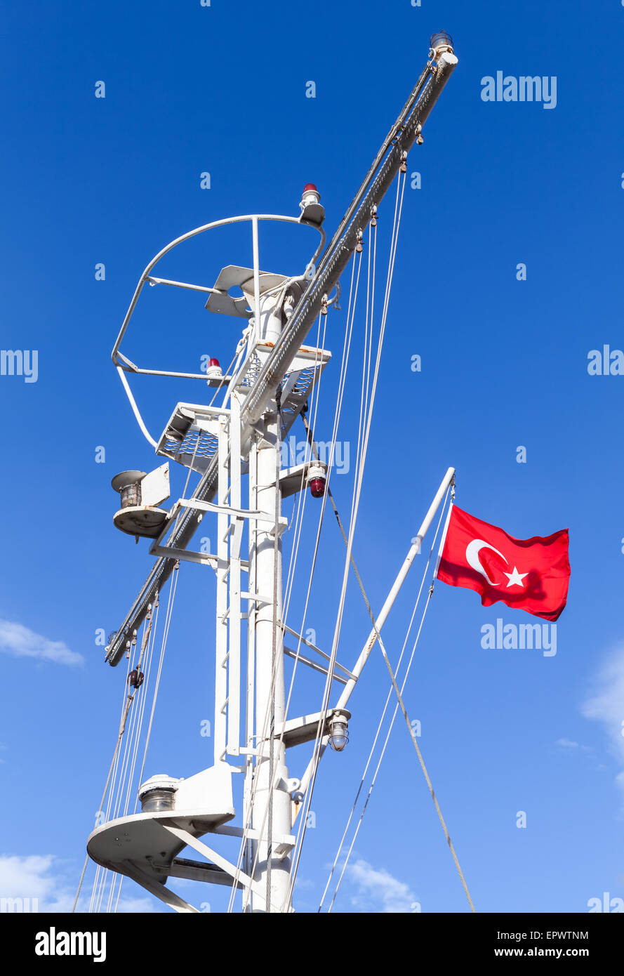 Ship mast with flag hires stock photography and images Alamy