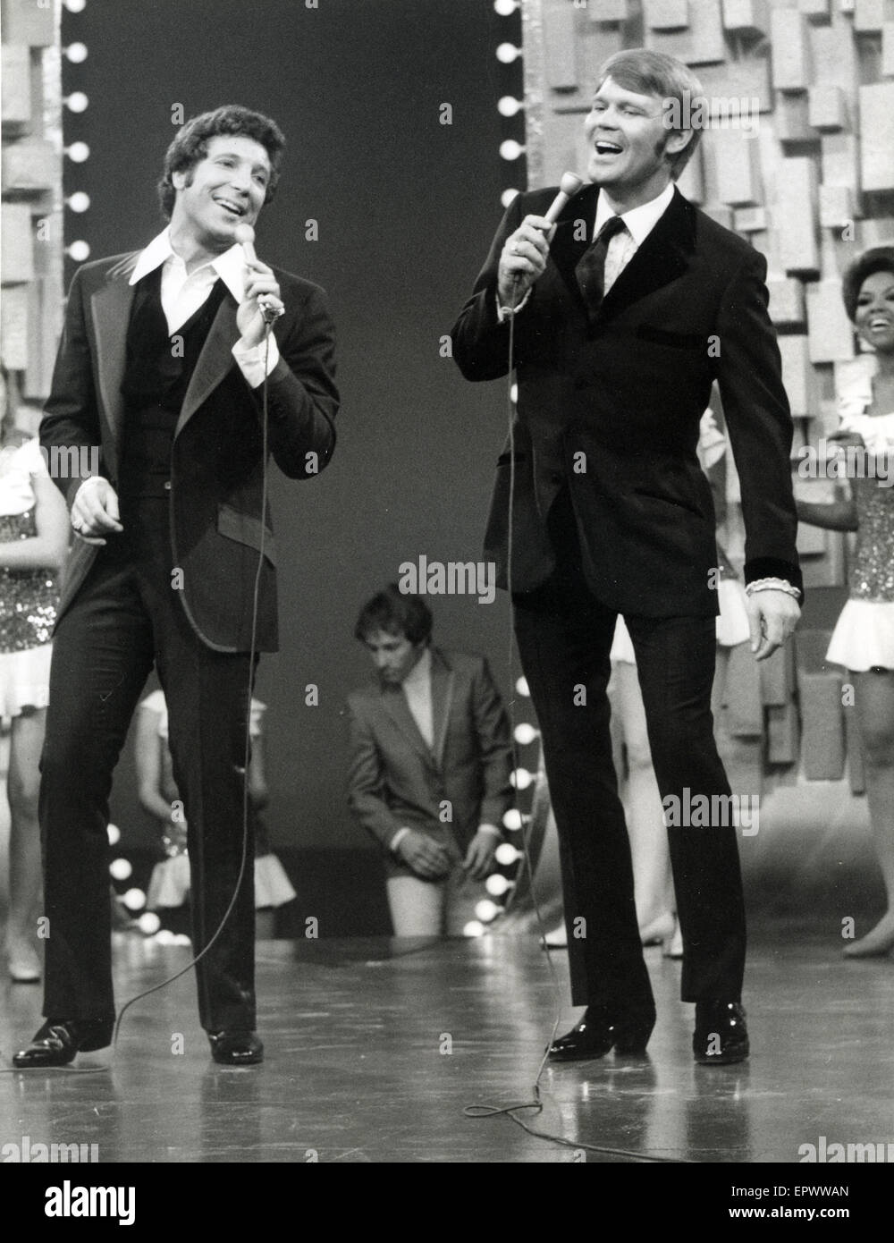 TOM JONES Welsh pop singer on his US TV show  with Glen Campbell at right about 1970 Stock Photo