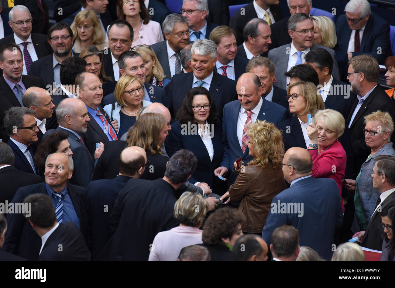 Berlin, Germany. 22nd May, 2015. German Minister of Labour and Social Affairs Andrea Nahles (SPD, C) and other members of parliament cast their ballots on the 'Tarifeinheit' (lit. unity of wages) bill during a Bundestag session in Berlin, Germany, 22 May 2015. Photo: Rainer Jensen/dpa/Alamy Live News Stock Photo