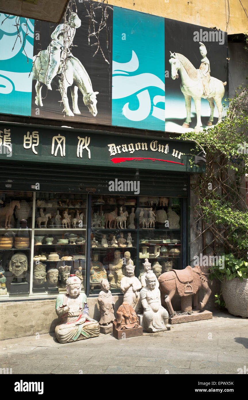 dh Queens Road West SHEUNG WAN HONG KONG Chinese antique shop displaying hollywood antiques Stock Photo