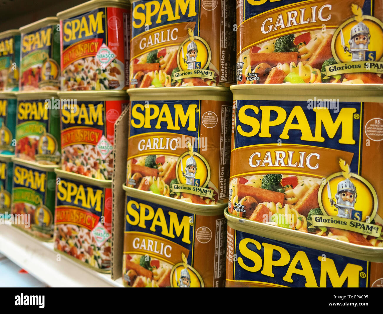 https://c8.alamy.com/comp/EPX095/grocery-store-luncheon-loaf-spam-tins-chinatown-nyc-usa-EPX095.jpg