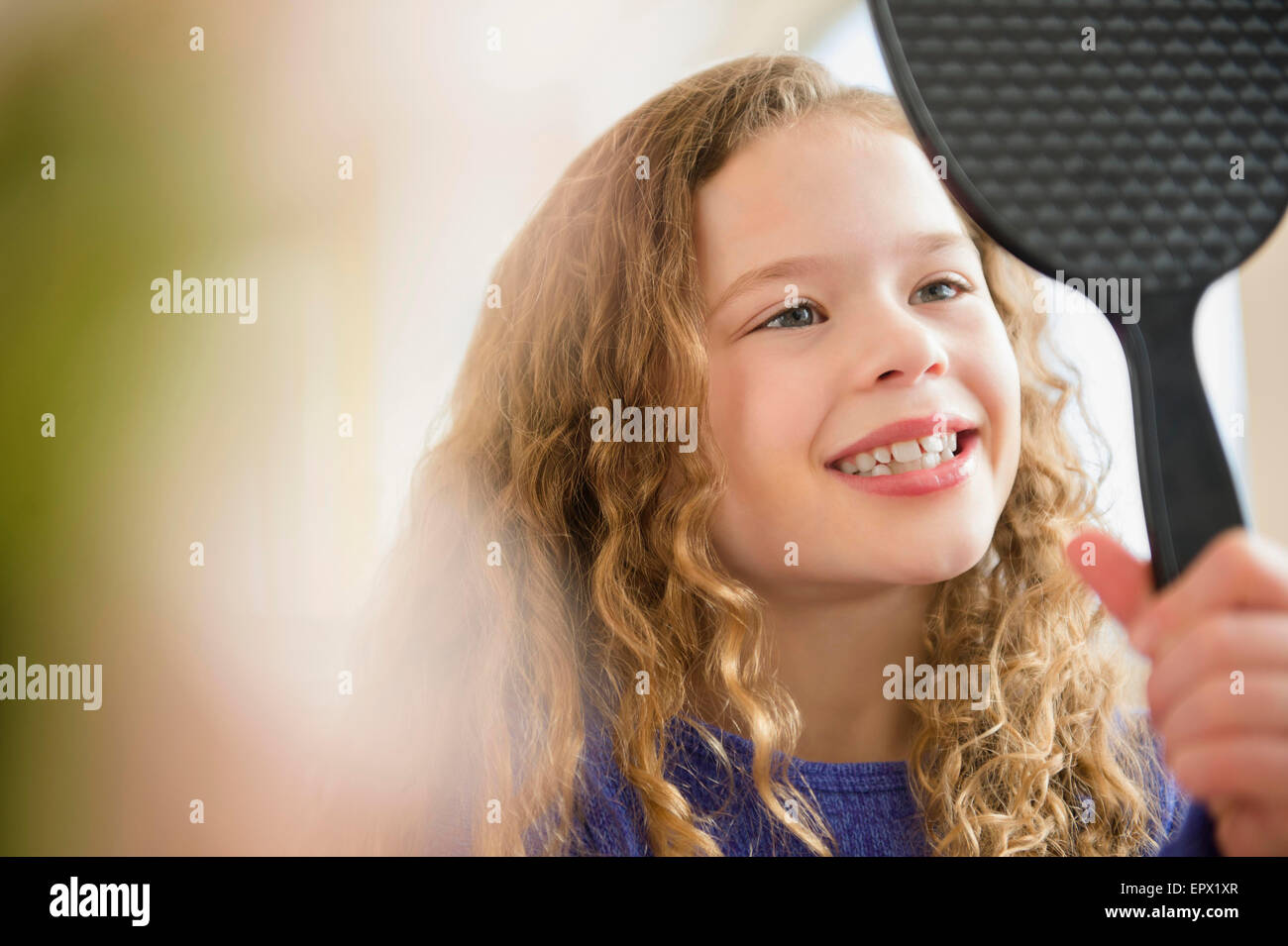 Duas Meninas Adolescentes Felizes Que Olham No Espelho Imagem de Stock -  Imagem de feliz, amizade: 78765541