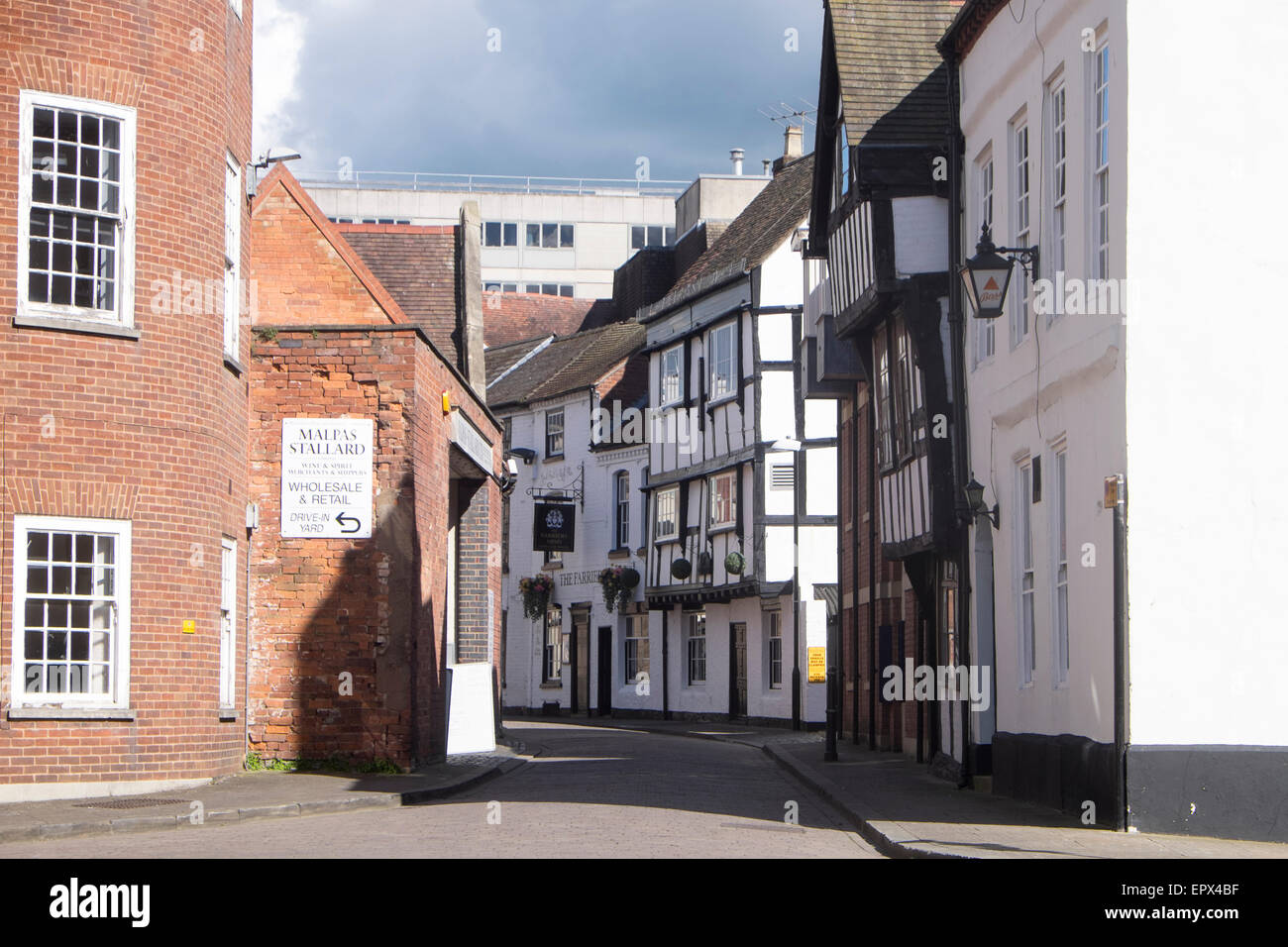 Street scene, Fish Street, Worcester, with the Farriers Arms public house Stock Photo