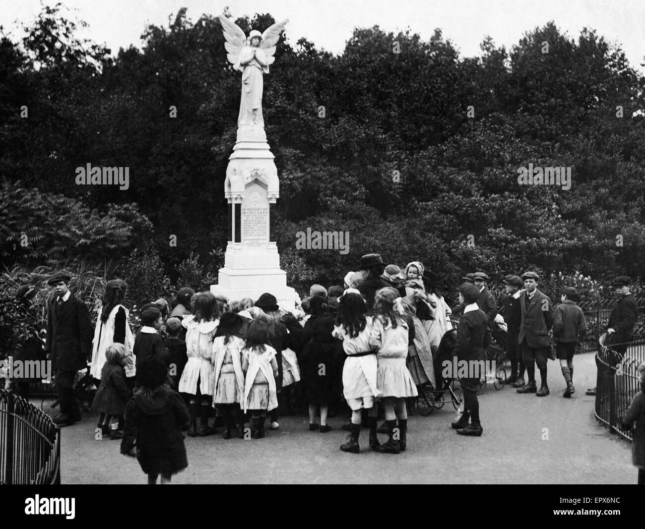 Memorial to the 18 children of the Upper North Street School who were killed during a daylight air raid on the capital by German Gotha bomber on the 13th June 1917. The mayor Mr Alfred H Warren unveiled the memorial in Wanstead Park Ilford on the 5th July Stock Photo