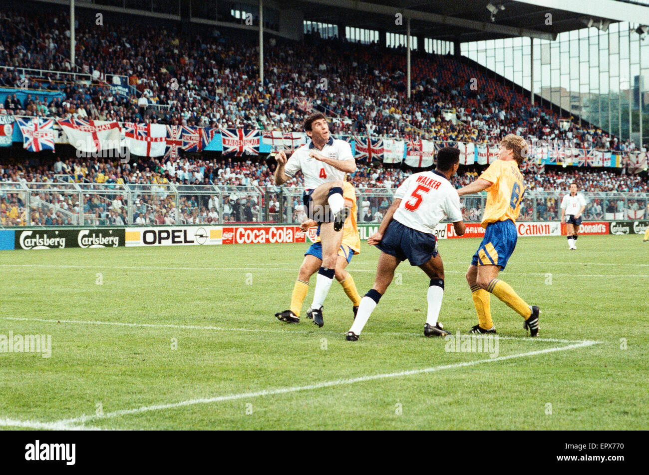 Sweden v England, European Championship Match, Group Stage, Group 1, R¿undastadion, Solna, Sweden,  17th June 1992. Martin Keown & Des Walker defend. Final score: Sweden 2-1 England Stock Photo