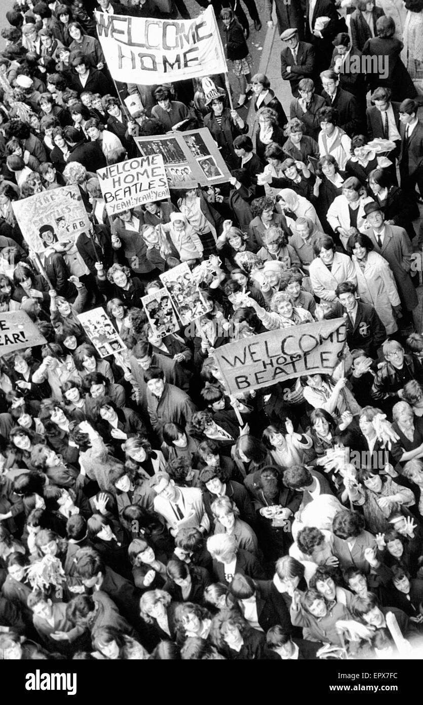 The Beatles in Liverpool, Friday 10th July 1964.  Back home for evening premiere of 'A Hard Day's Night' at the Odeon Cinema. Pictured, Crowd outside Town Hall. Stock Photo