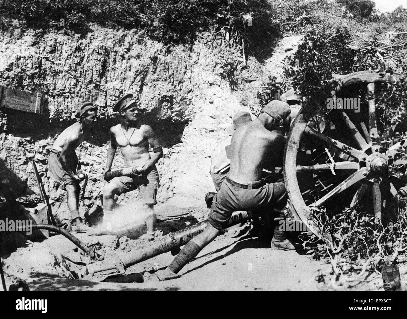 Australian gunners of the 9th Field Battery stripped to the waist operating the Number 4 18-pounder field gun at M'Cay's Hill, Anzac, 19 May 1915, during the Battle of Gallipoli. 19th May 1915 Stock Photo