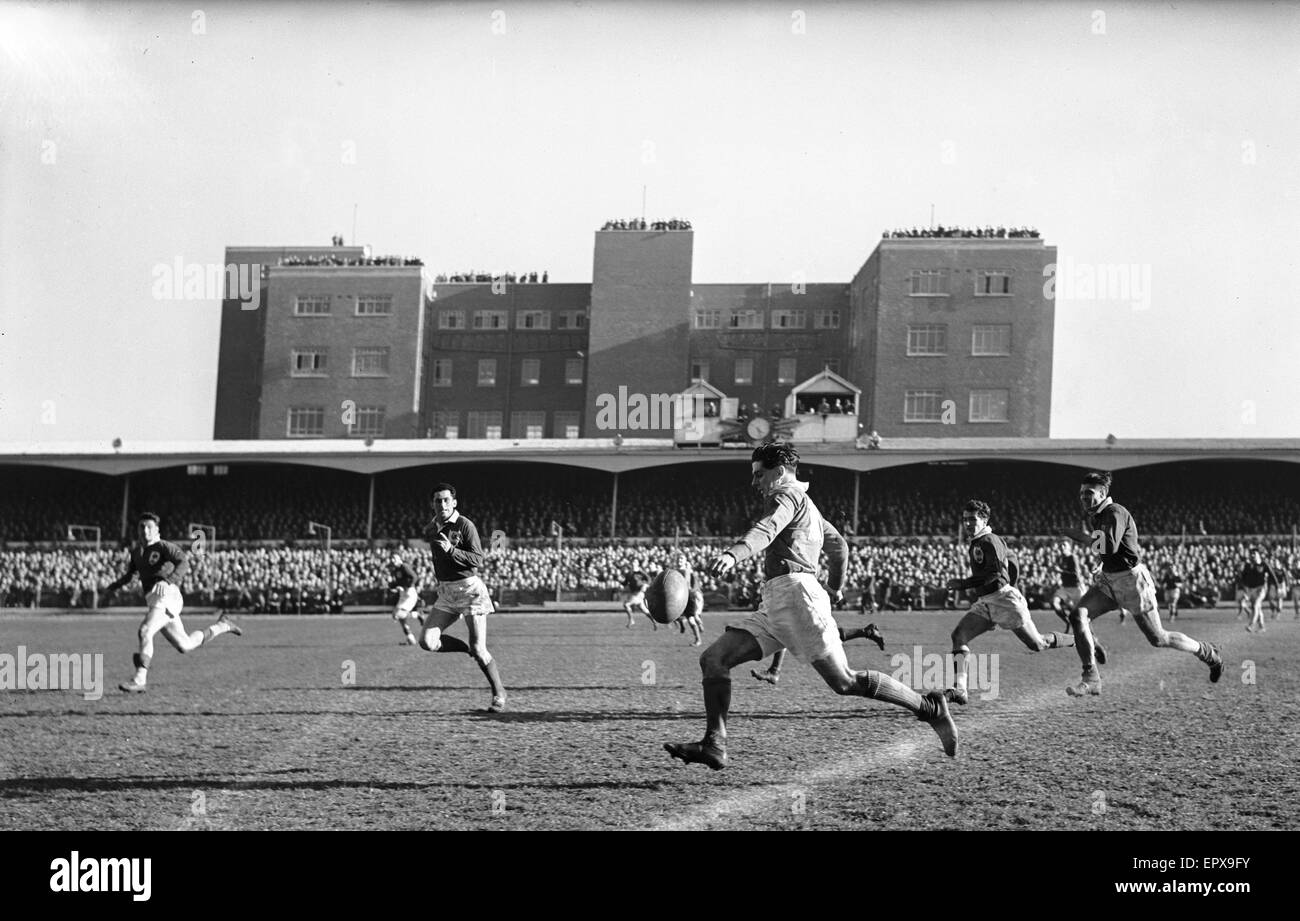 Action from the Wales v France five nation championship match held at Cardiff Arms Park.  Wales went on to win 20-0 to clinch the championship and the Grand Slam - 25th March 1950 Stock Photo