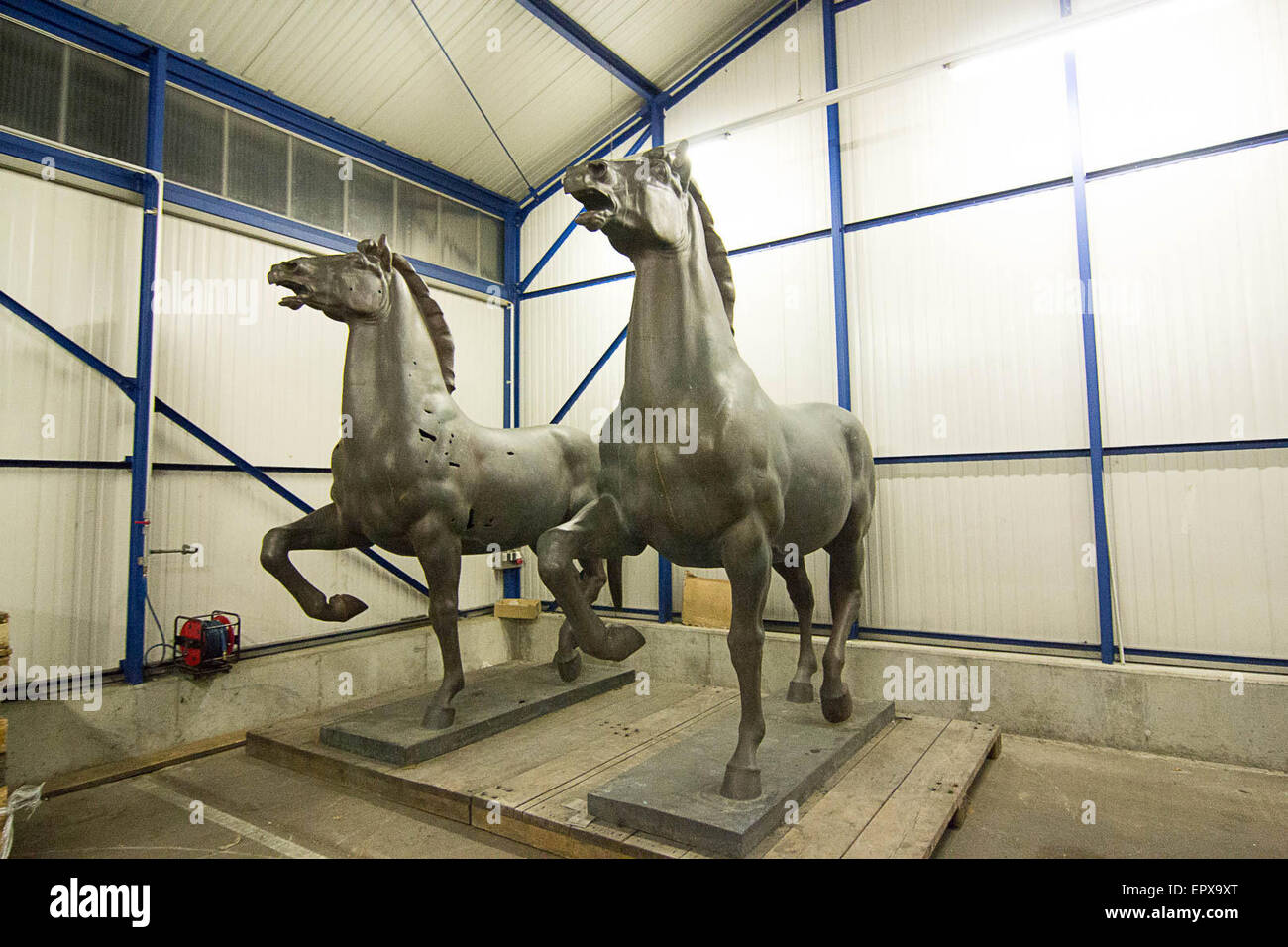 HANDOUT - a handout picture made available on 22 May 2015 shows the sculptures 'Schreitende Pferde' (lit. pacing horses) by Josef Thorak in a hangar in the compound of the federal police in Bad Bergzabern, Germany, 22 May 2015. Sculptures, once intended for Adolf Hitler's Neue Reichskanzlei (lit. new Chancellery of the Reich) in Berlin, were seized in Bad Duerkheim following investigations lasting several years. Photo: Polizei/dpa/MANDATORY CREDITS) Stock Photo