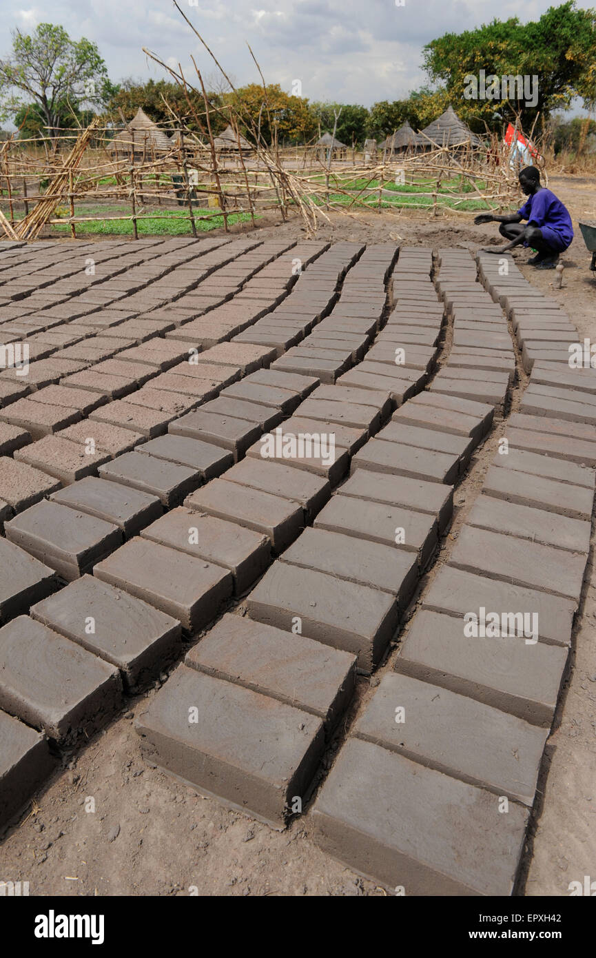 Constructing a traditional type hut at Malakal, Southern Sudan - South  Sudan. Finished huts in the background Stock Photo - Alamy