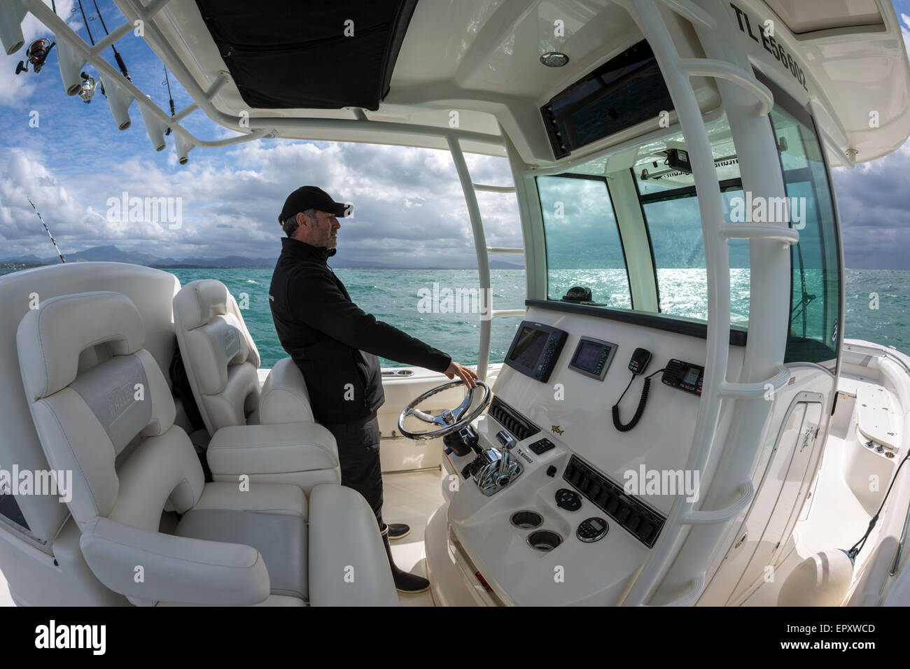 The expansive cockpit of a Boston Whaler 320 Outrage. Le spacieux poste de pilotage d'un Boston Whaler 320 Outrage. Stock Photo
