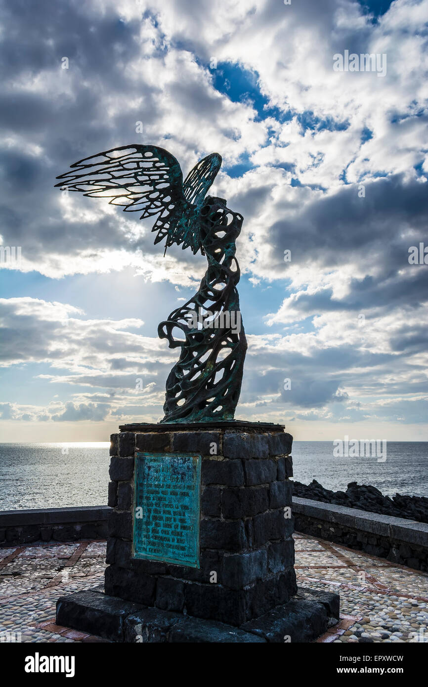 Nike statue at Giardini Naxos, Sicily, Italy - Nike Carmelo Mendola  sculpture Stock Photo - Alamy