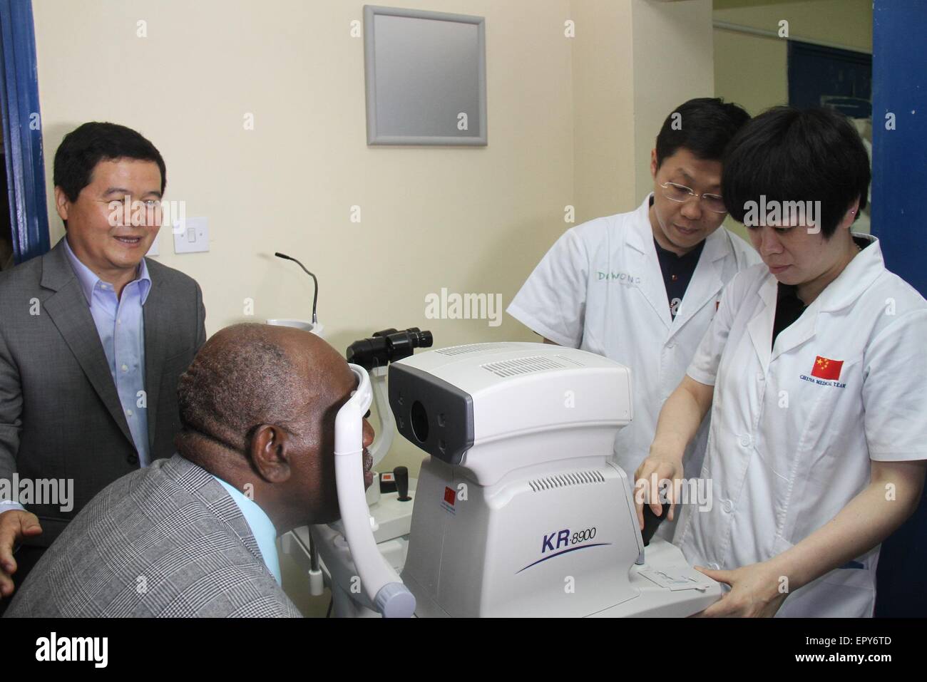 Kingston, Jamaica. 22nd May, 2015. Chinese doctors perform eye