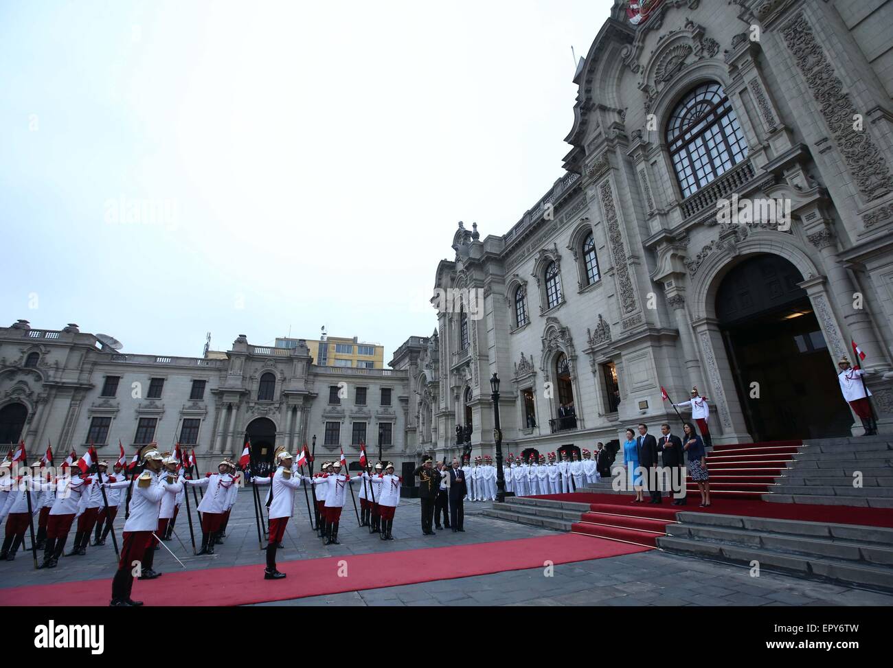 Lima, Peru. 22nd May, 2015. Chinese Premier Li Keqiang attends a welcoming ceremony held by Peruvian President Ollanta Humala in Lima, capital of Peru, May 22, 2015. Credit:  Pang Xinglei/Xinhua/Alamy Live News Stock Photo