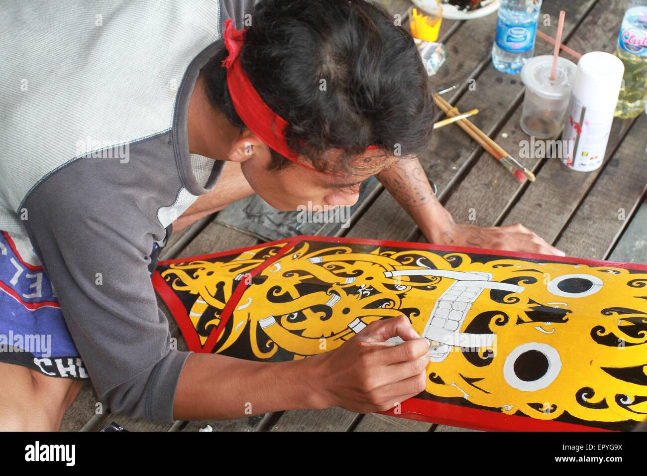 Pontianak, Indonesia. 22nd May, 2015. The craftsman of Dayak competing to curve and paint shield, using the real wood material Borneo's best quality called Belian wood, during the 'Gawai Dayak 2015'. © Yohanes Kurnia Irawan/PacificPress/Alamy Live News Stock Photo