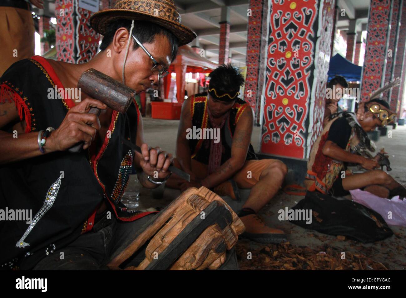 Pontianak, Indonesia. 22nd May, 2015. The craftsman of Dayak competing to curve and paint shield, using the real wood material Borneo's best quality called Belian wood, during the 'Gawai Dayak 2015'. © Yohanes Kurnia Irawan/PacificPress/Alamy Live News Stock Photo