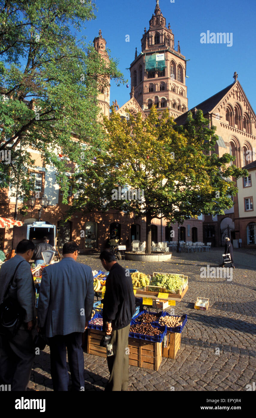 DEU, Germany, Mainz, market stall at the Leichhof in front of the cathedral.  DEU, Deutschland, Mainz, Marktstand auf dem Leichh Stock Photo