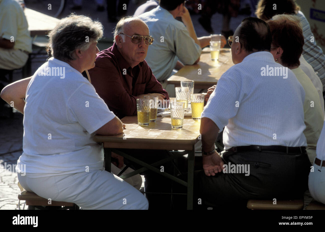 DEU, Germany, Hesse, Frankfurt, people drinking cider in a garden cafe.  DEU, Deutschland, Hessen, Frankfurt am Main, Menschen t Stock Photo