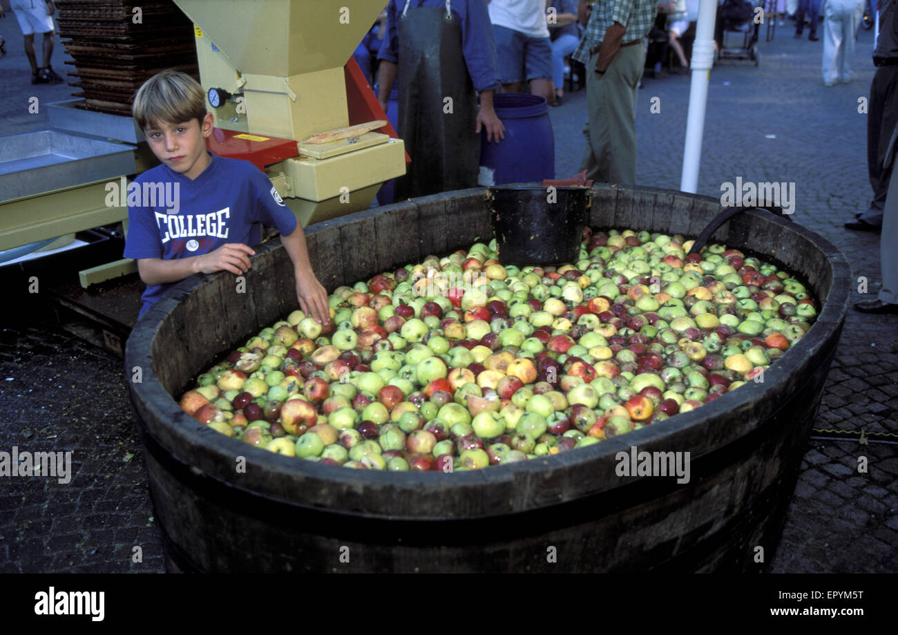 DEU, Germany, Hesse, Frankfurt, tub with apples on a festivity at the Roemerberg square.  DEU, Deutschland, Hessen, Frankfurt am Stock Photo