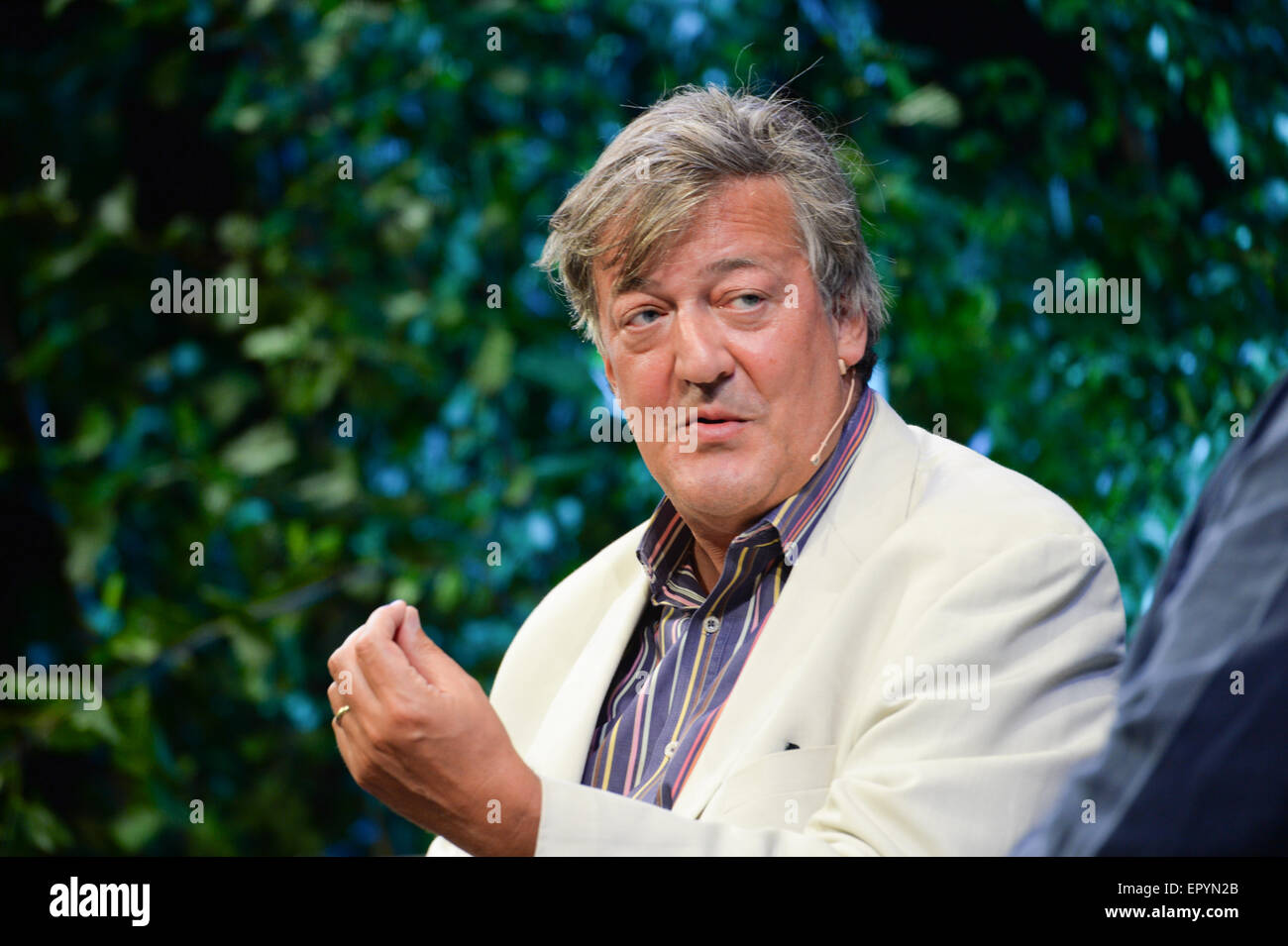 Hay on Wye Wales UK Saturday 23 May 2015 STEPHEN FRY talking at the Hay Literature Festival 2015 photo Credit:  keith morris/Alamy Live News Stock Photo