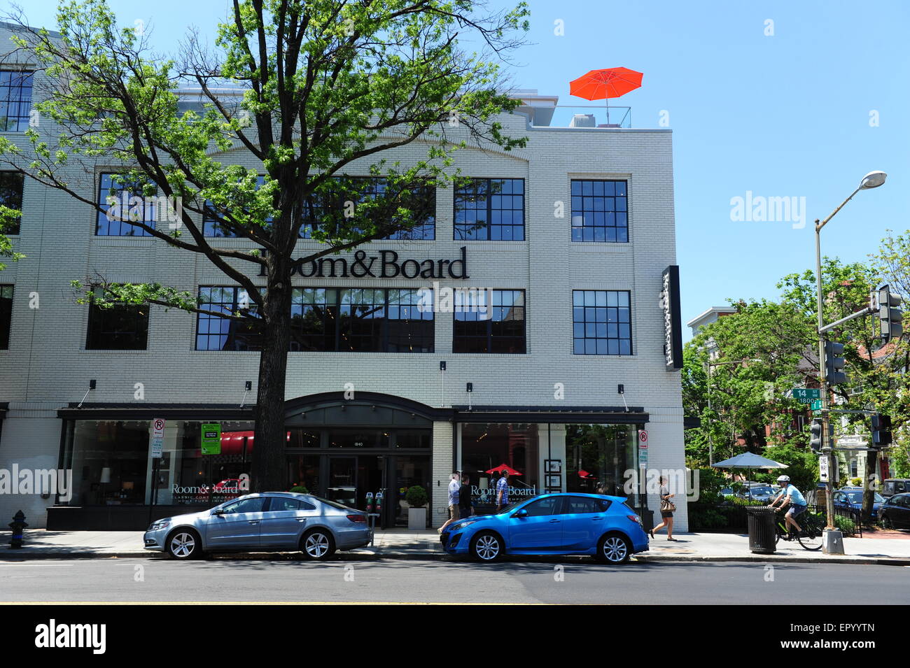 USA Washington DC shops and business along 14th Street NW near the U Street corridor The Room and Board home furnishings store Stock Photo