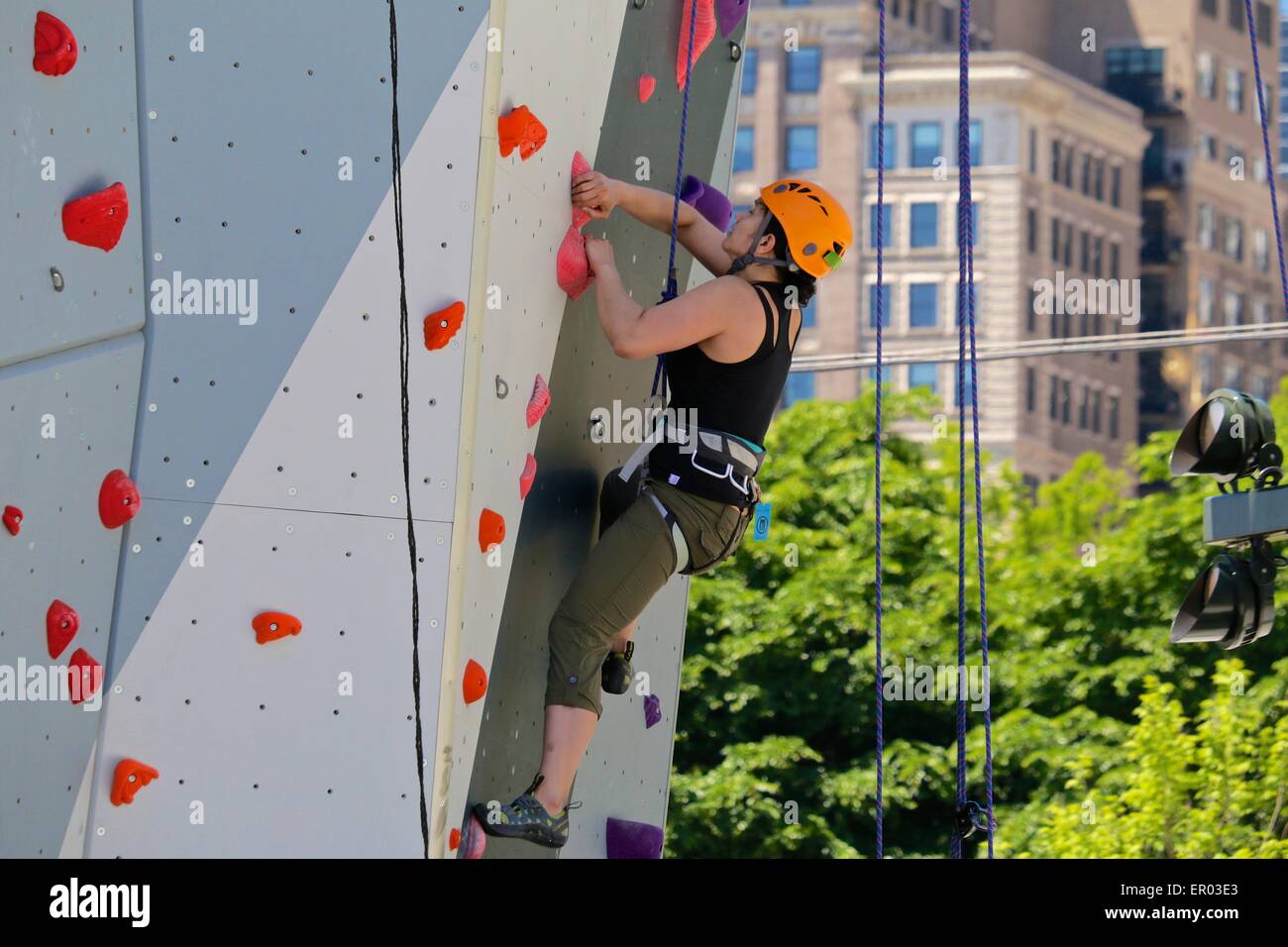 Chicago, USA. 23rd May, 2015. A beautiful spring day brings climbers