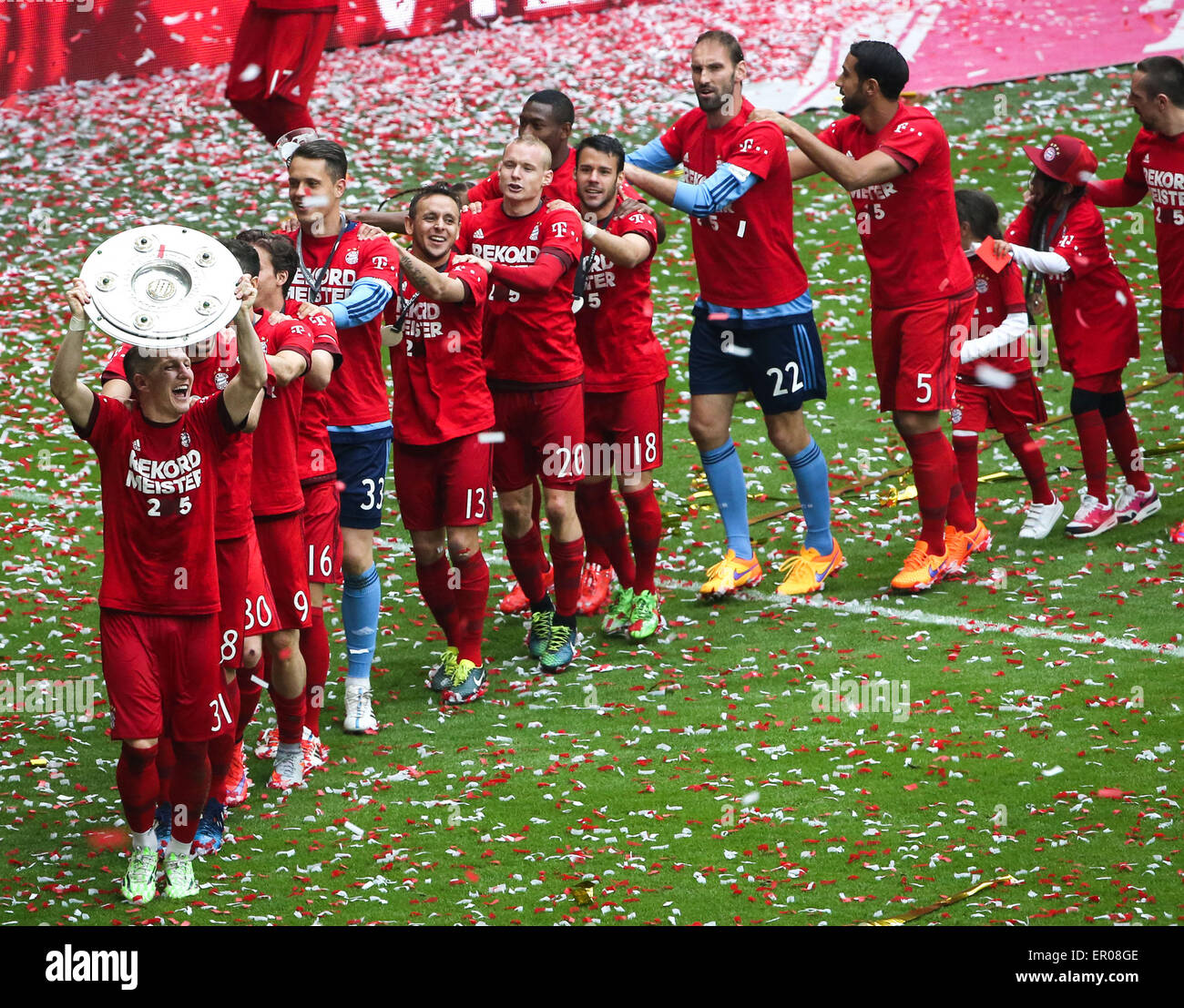 Munich Germany 23rd May 2015 Bayern Munich S Players Celebrate With The Trophy After The German First Division Bundesliga Football Match Between Bayern Munich And Mainz In Munich Germany On May 23 2015
