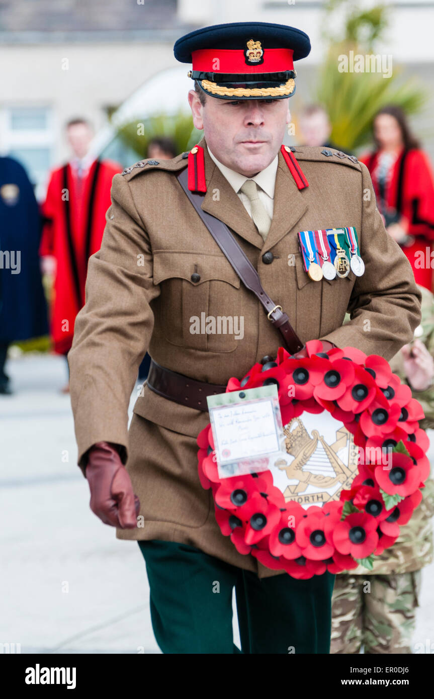 Carrickfergus, Northern Ireland. 23rd May, 2015. The Colonel in Chief of the Scottish and North Irish Yeomanry lays a poppy wreath Credit:  Stephen Barnes/Alamy Live News Stock Photo