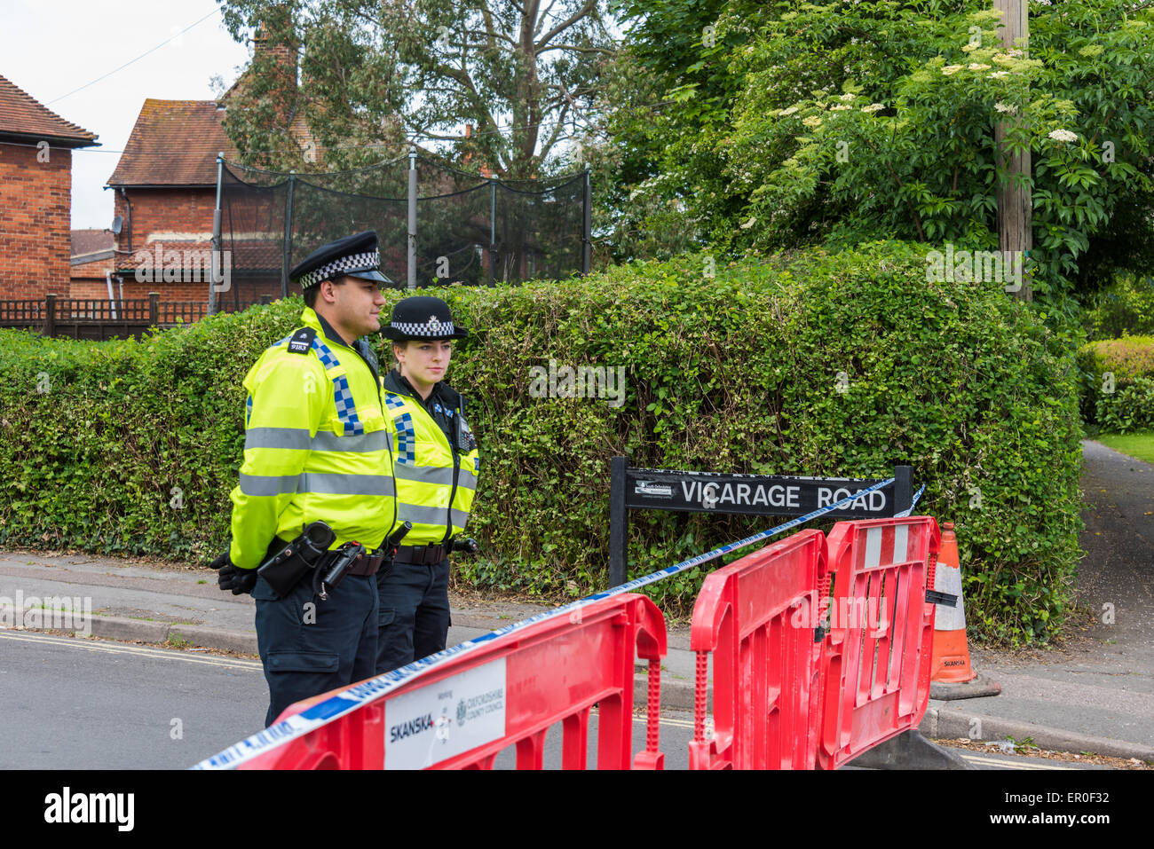 Didcot, Oxfordshire, UK. 24th May, 2015. Police cordon in place on Vicarage Road after three found dead in a house Credit:  NiKreative/Alamy Live News Stock Photo