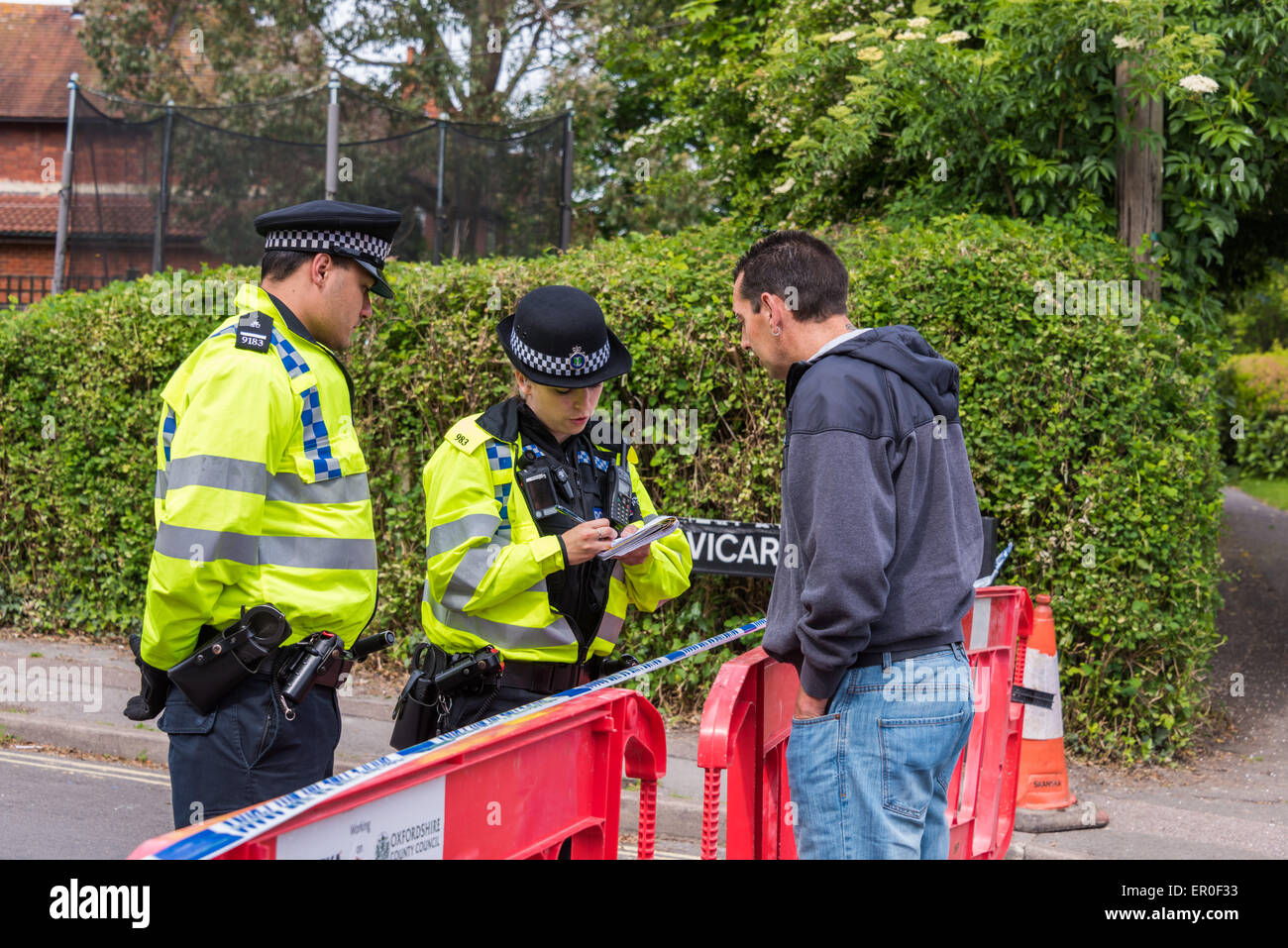 Didcot, Oxfordshire, UK. 24th May, 2015. Police cordon in place on Vicarage Road after three found dead in a house Credit:  NiKreative/Alamy Live News Stock Photo