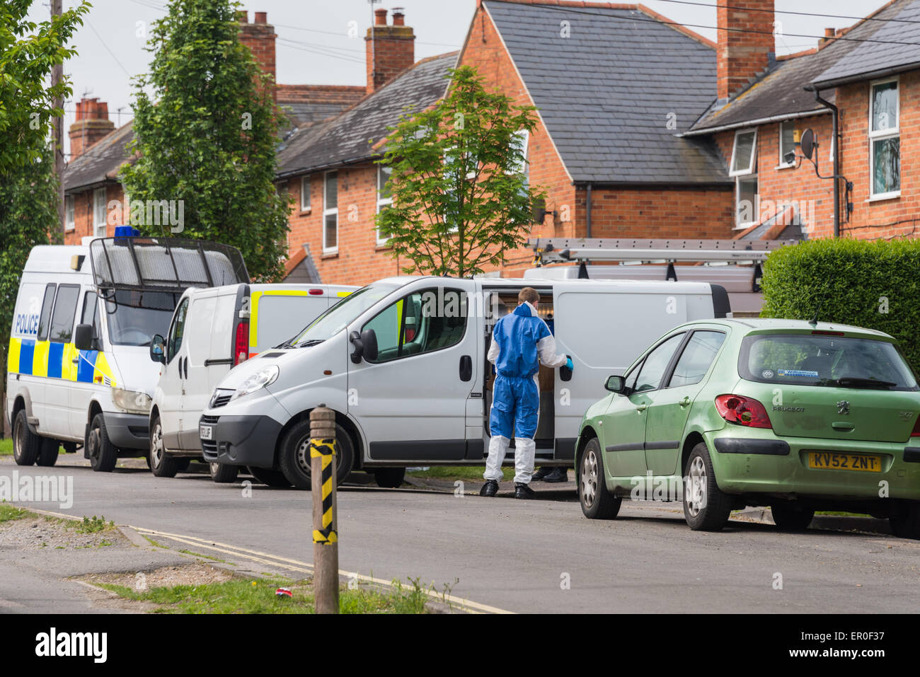 Didcot, Oxfordshire, UK. 24th May, 2015. Police forensic teams in white jumpsuits on Vicarage Road after three found dead in a house Credit:  NiKreative/Alamy Live News Stock Photo