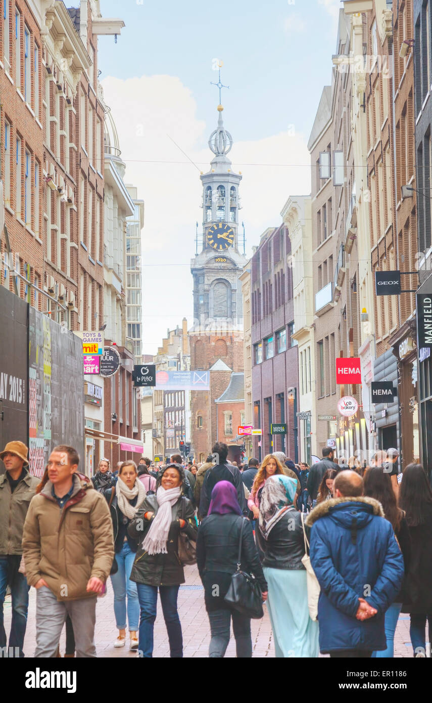 AMSTERDAM - APRIL 17: Narrow street crowded with tourists on April 17, 2015  in Amsterdam, Netherlands Stock Photo - Alamy