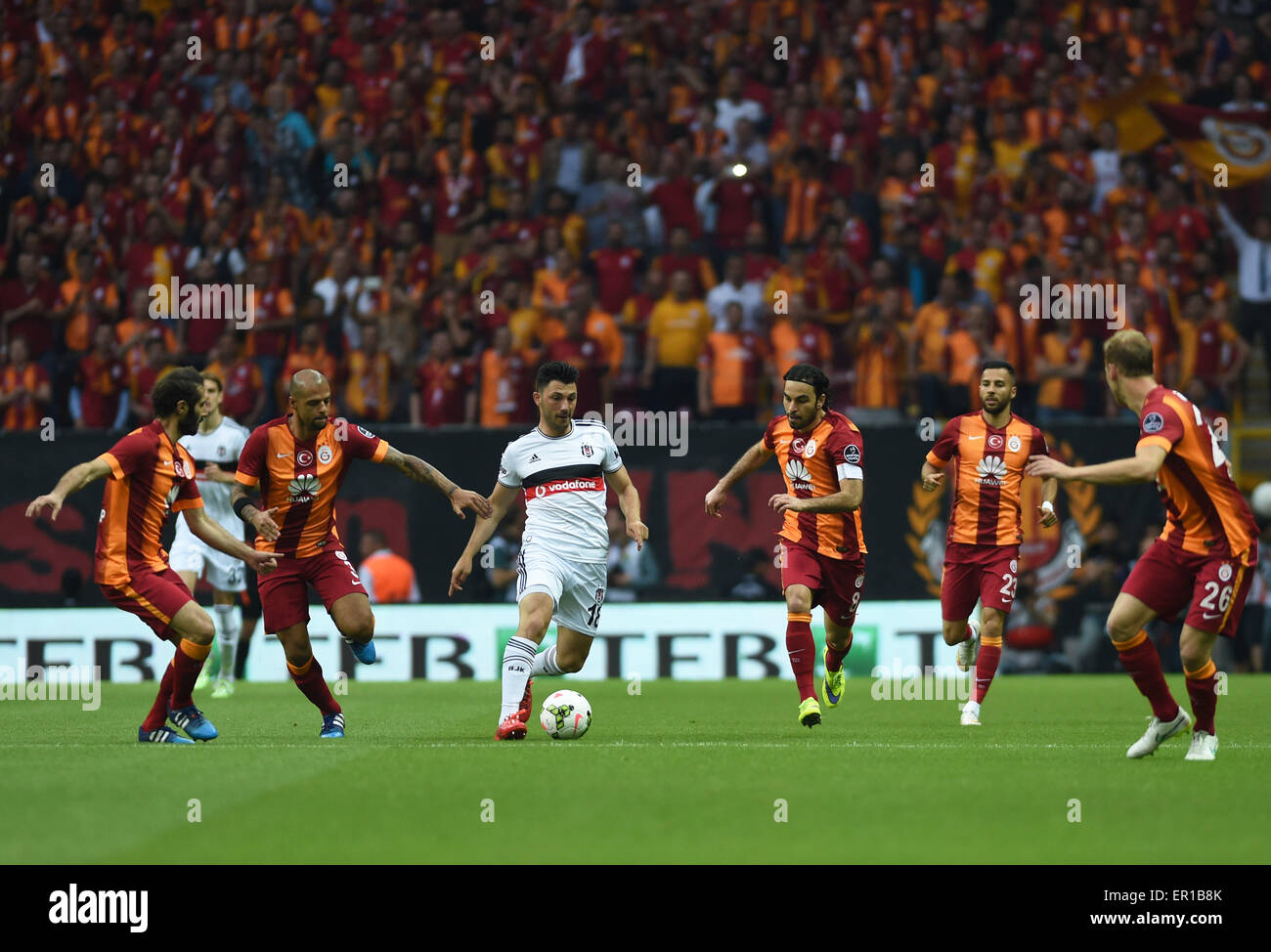 Istanbul, Turkey. 24th May, 2015. Besiktas' Tolgay Ali Arslan(4th, R)  controls the ball during the Turkish Super League against Galatasaray in  Istanbul, Turkey, on May 24, 2015. Galatasaray won 2-0. © He