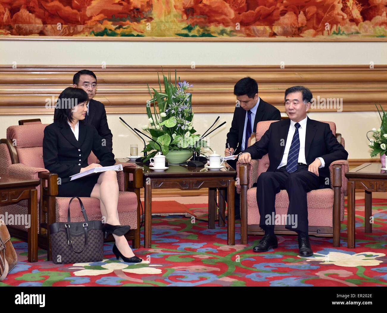 Beijing, China. 25th May, 2015. Chinese Vice Premier Wang Yang (front R) meets with Michelle Lee, under secretary of commerce and director of the United States Patent and Trademark Office(USPTO), in Beijing, capital of China, May 25, 2015. Credit:  Li Tao/Xinhua/Alamy Live News Stock Photo