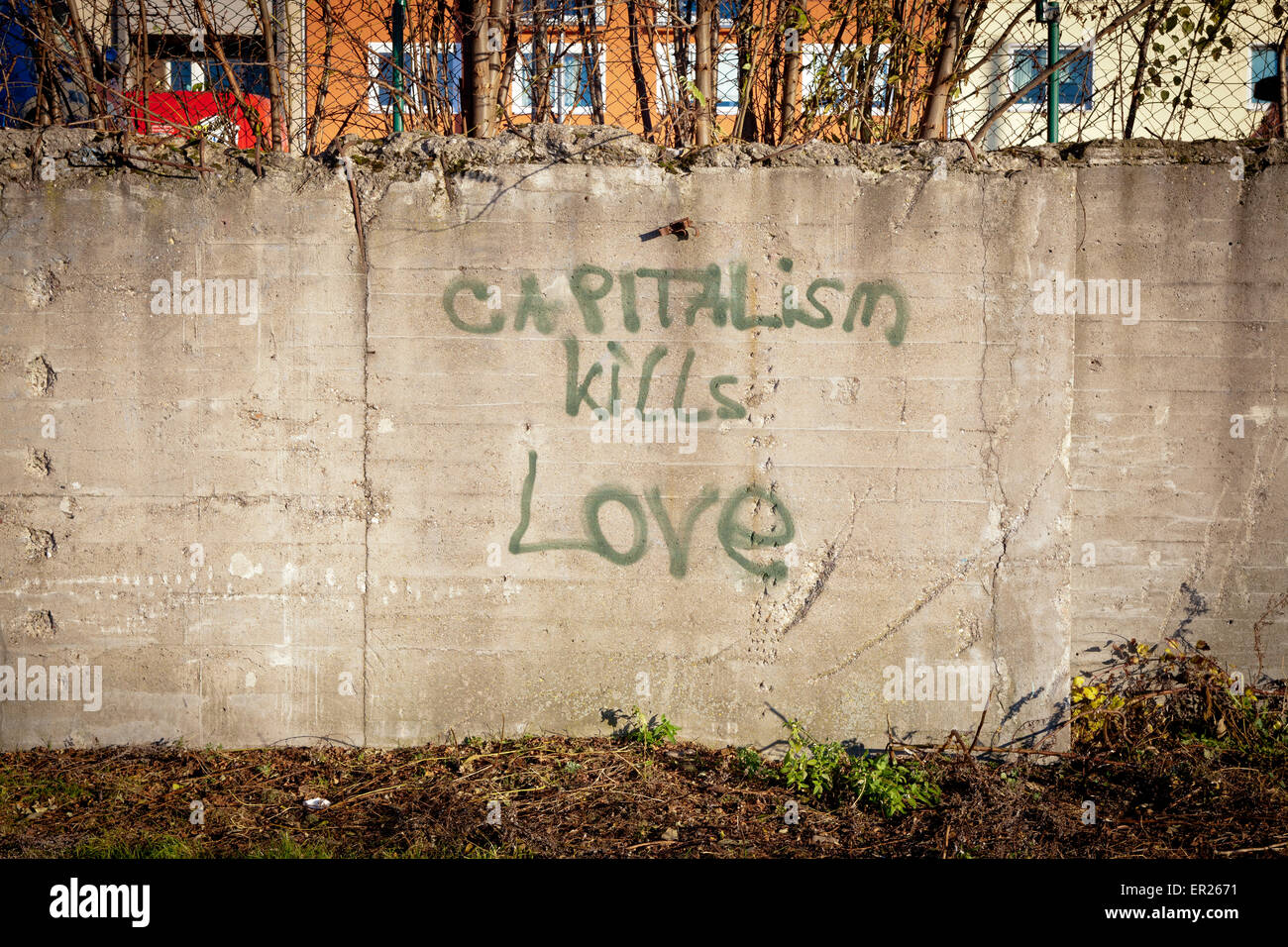Europa, Deutschland, Nordrhein-Westfalen, Koeln, Graffiti Kapitalismus toetet die Liebe an einer Mauer an Deutzer Rheinufer.  Eu Stock Photo