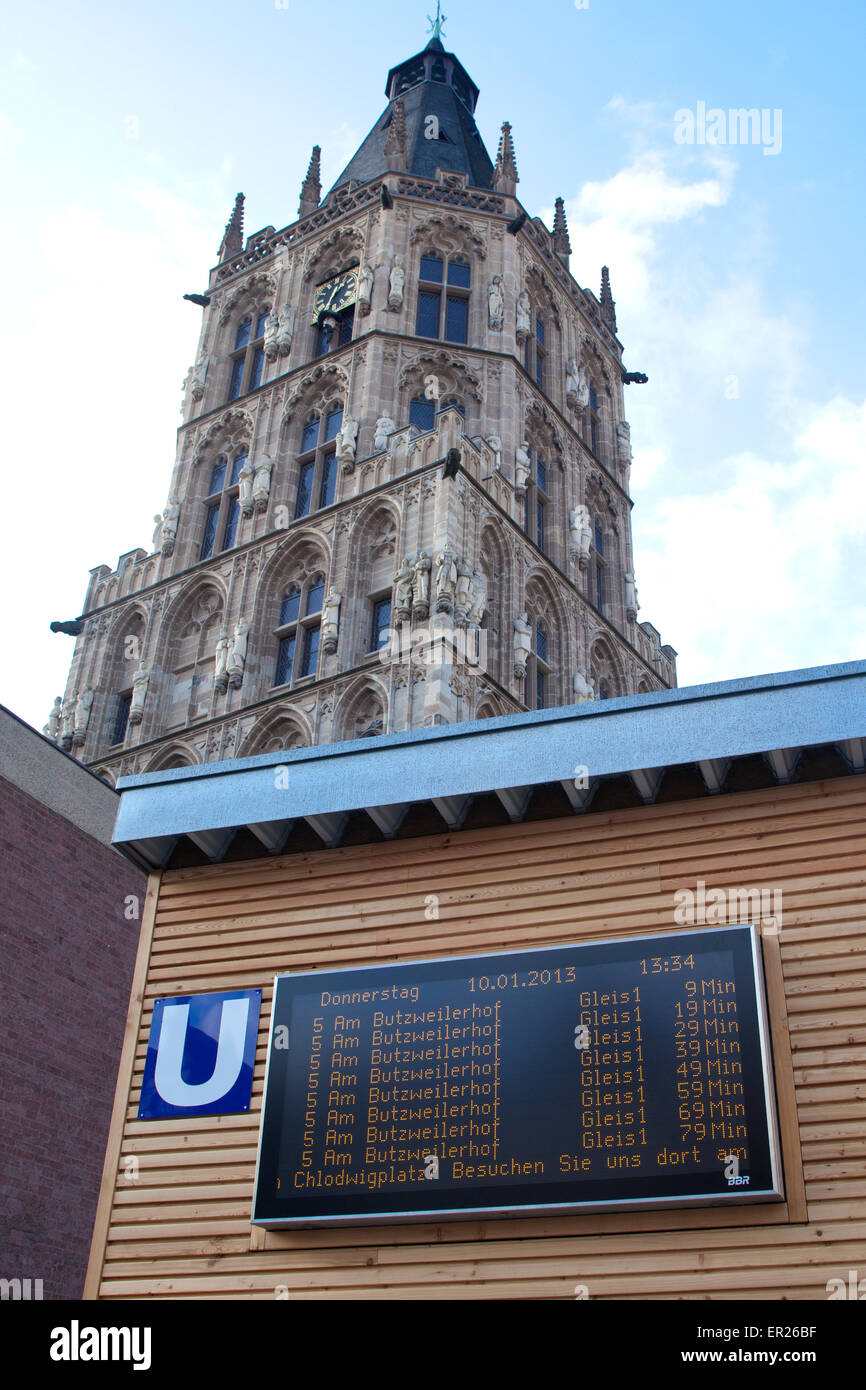 Europa, Deutschland, Nordrhein-Westfalen, Koeln, Schild und Anzeige der Abfahrtzeiten am Eingang zum neuen U-Bahnhof der Nord-Su Stock Photo