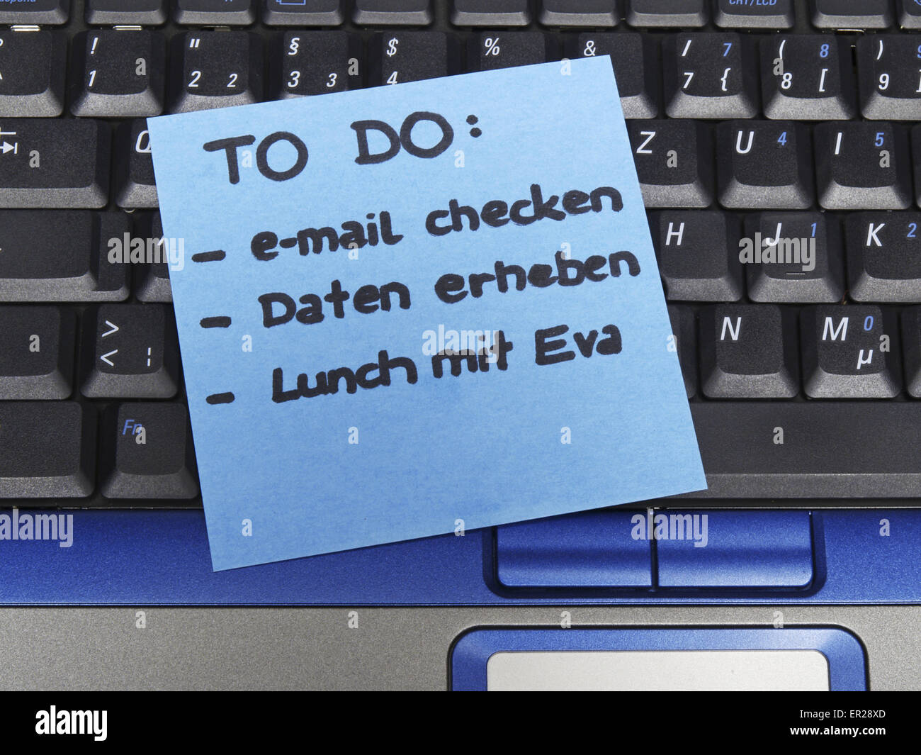 Memo note on notebook, to do e-mail checken, Daten erheben, Lunch mit Eva, to do check e-mail, collect data, lunch with Eva Stock Photo