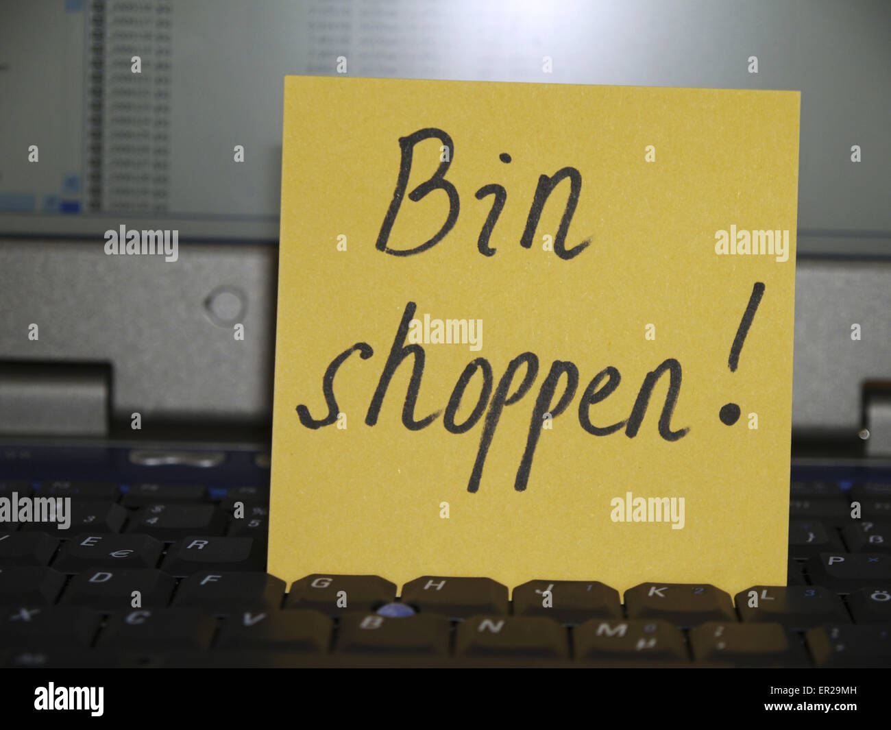 Memo note on notebook, bin shoppen, out for shopping Stock Photo - Alamy