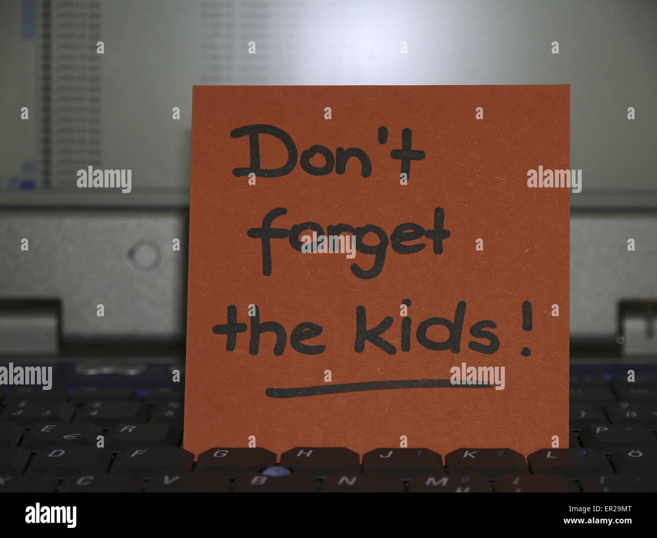 Memo note on notebook, don´t forget the kids Stock Photo - Alamy
