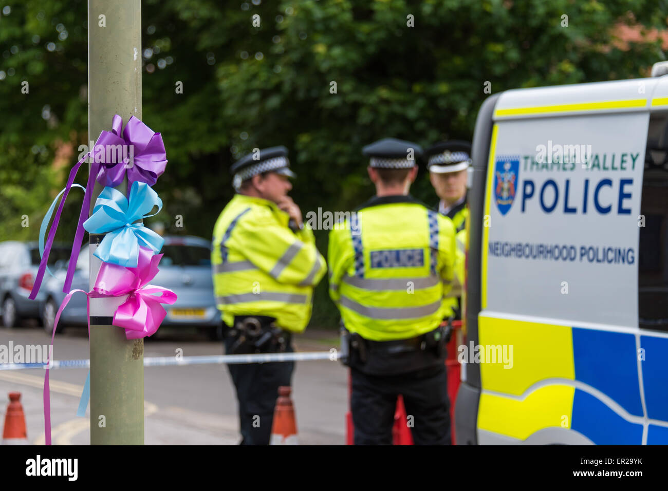 Didcot, Oxfordshire, UK. 25th May, 2015. Colourful ribbons tied to lamp posts/ street lights while Police cordon in place Vicarage Road in memory of Mr Howard, Ms Jordon and 6 year old Derin. Credit:  NiKreative/Alamy Live News Stock Photo