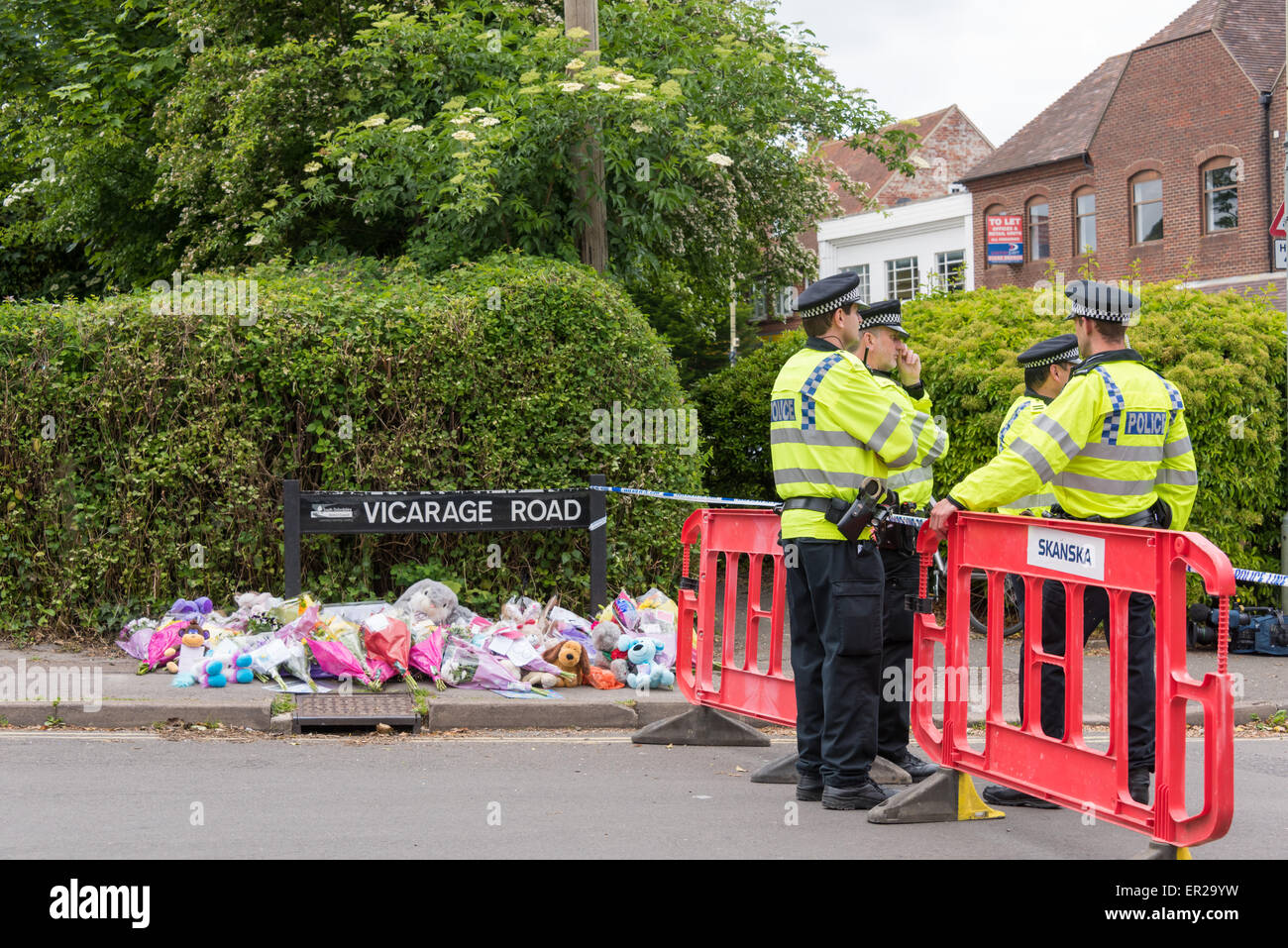 Didcot, Oxfordshire, UK. 25th May, 2015. Tributes on Vicarage Road in memory of Mr Howard, Ms Jordon and 6 year old Derin. Credit:  NiKreative/Alamy Live News Stock Photo