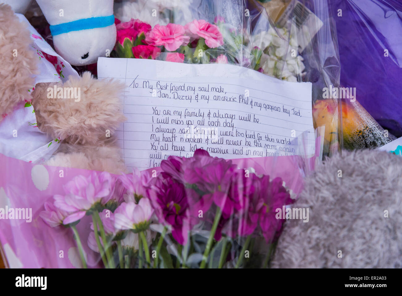 Didcot, Oxfordshire, UK. 25th May, 2015. Tributes of flowers and soft toys on Vicarage Road in memory of Mr Howard, Ms Jordon and 6 year old Derin. Credit:  NiKreative/Alamy Live News Stock Photo