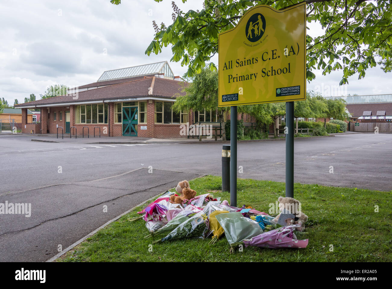 Didcot, Oxfordshire, UK. 25th May, 2015. Tributes of flowers and soft toys at All Saints Primary School in memory of Mr Howard, Ms Jordon and 6 year old Derin. Credit:  NiKreative/Alamy Live News Stock Photo