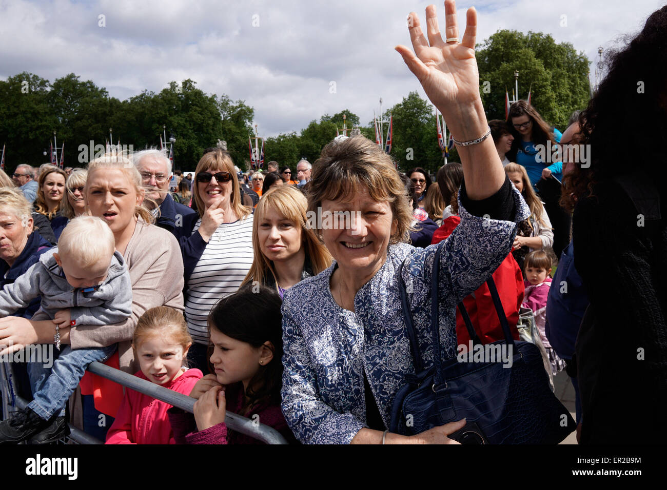 London, UK. 25th May, 2015. crowd cheering at the 2015 Bupa London 10,000 at Westminster in London. Credit:  See Li/Alamy Live News Stock Photo
