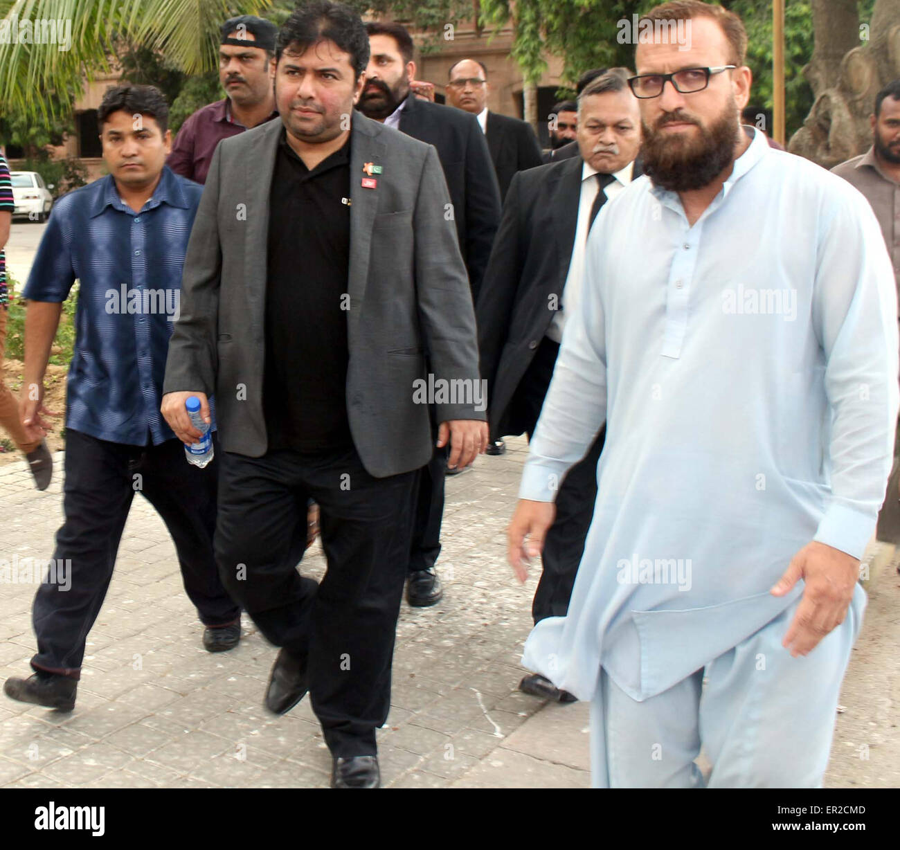 Founder and CEO Axact, Shoaib Sheikh coming to Sindh High Court to file ...