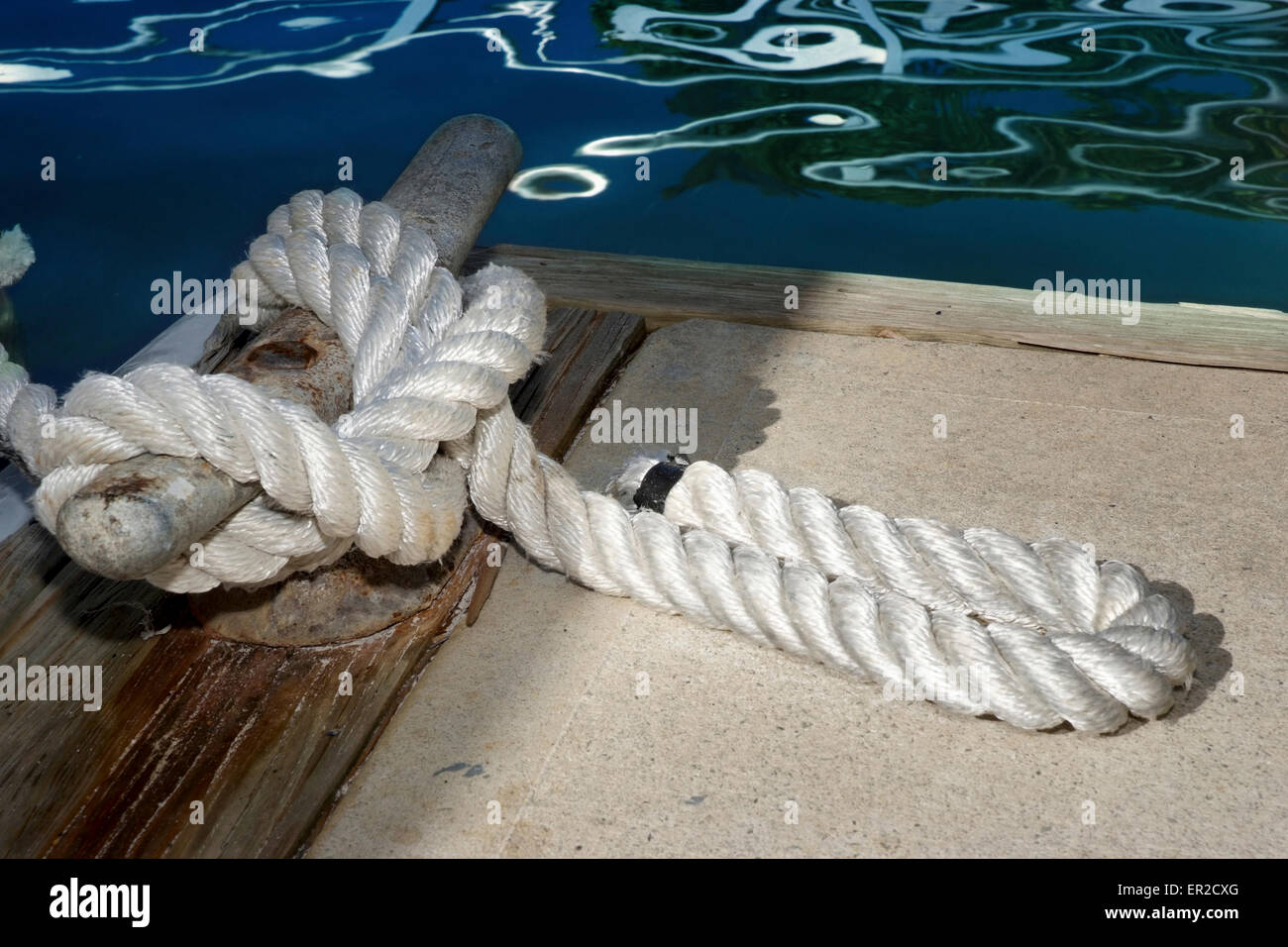 Rope tied to shore boat knot hi-res stock photography and images - Alamy