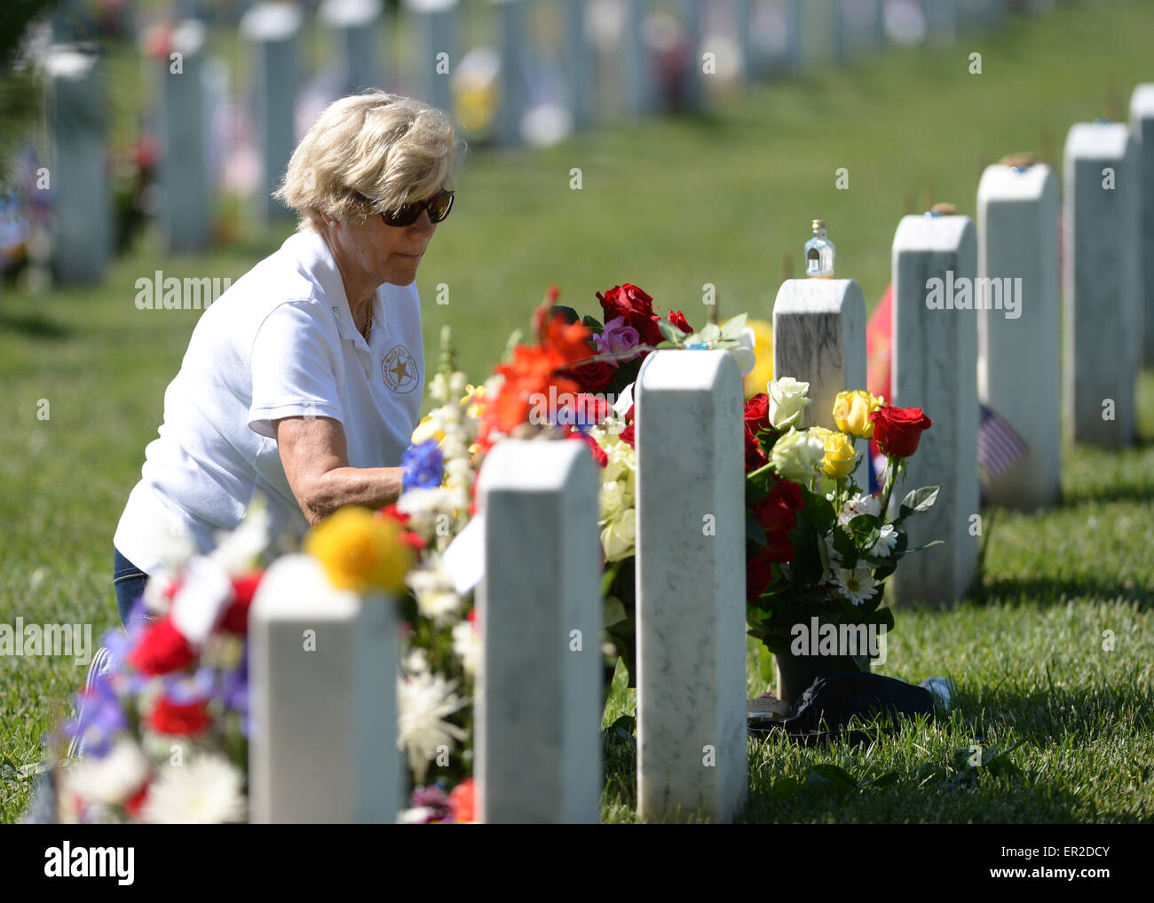 (150525) -- WASHINGTON D.C., May 25, 2015 (Xinhua) -- Sandy Dyer mourns in front of the tomb of her son Scott Dyer at section 60 of Arlington National Cemetery, outside Washington D.C., the United States, May 25, 2015. People crowded in Arlington National Cemetery, especially in Section 60, where those who died in America's most recent wars lie, during the Memorial Day.(Xinhua/Yin Bogu) Stock Photo