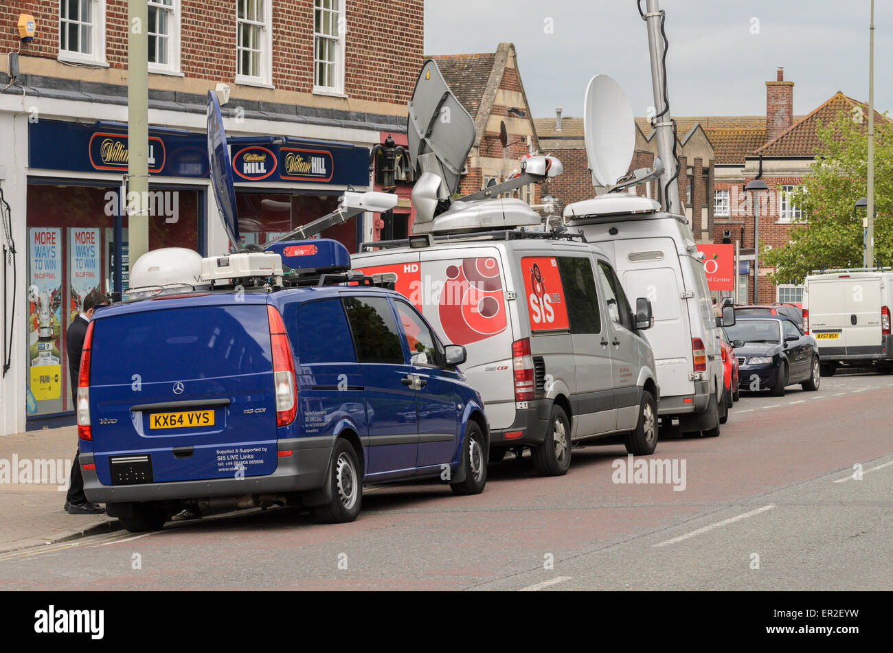 Didcot, UK. 25th May, 2015. The Police cordon at the scene of a triple murder at Vicarage Road, Didcot, Oxfordshire, U.K 16.49 Hours on 25 May 2015. Police were hunting Jed Allen in connection with a triple murder on 23 May 2015. Credit:  Michael Winters/Alamy Live News Stock Photo