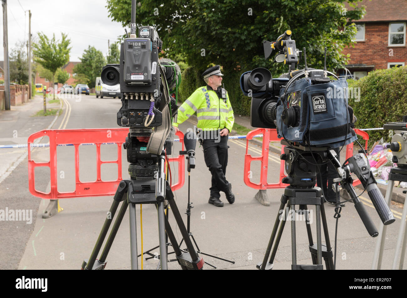 Didcot, UK. 25th May, 2015. The Police cordon at the scene of a triple murder at Vicarage Road, Didcot, Oxfordshire, U.K 17.21 Hours on 25 May 2015. Credit:  Michael Winters/Alamy Live News Stock Photo